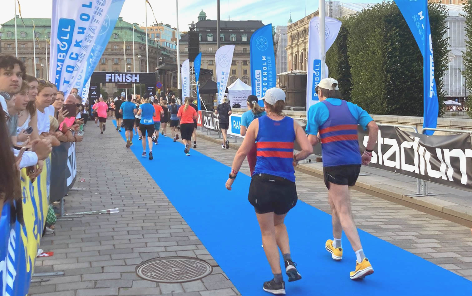 John and Louise finishing at Stockholm Half - 9-09-2023