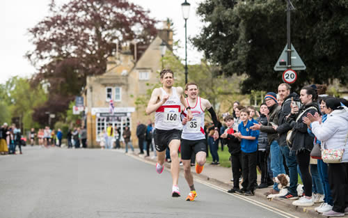 Battle for the line at 2023 Bourton Mile